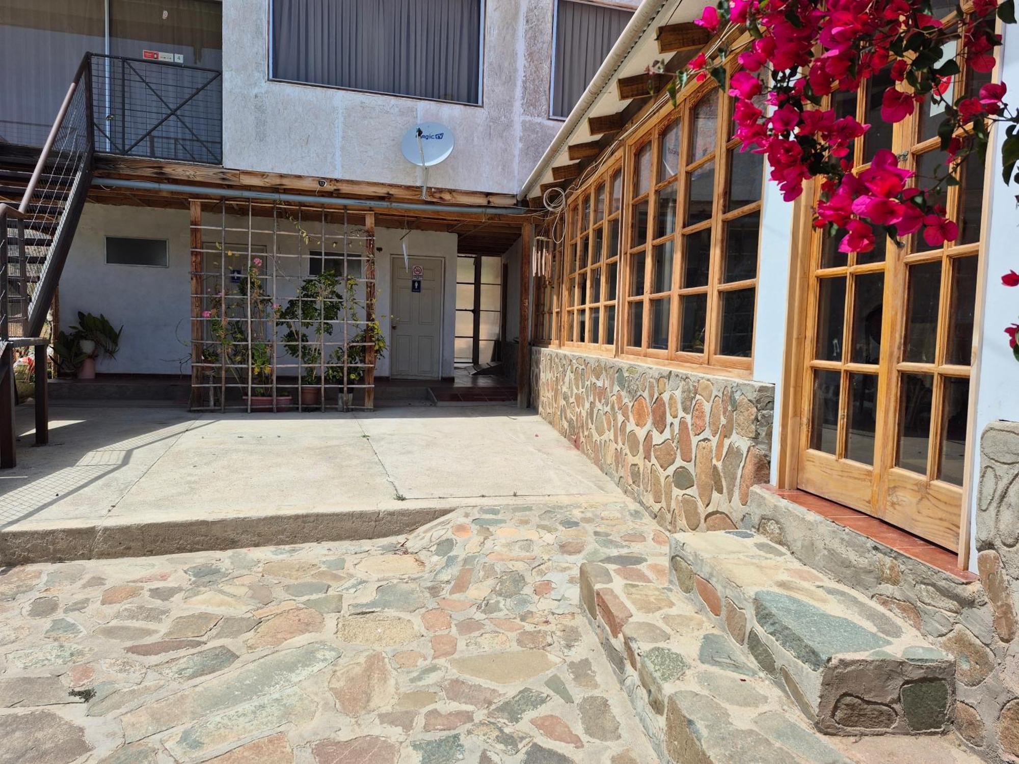 Hostal Los Almendros Canela Baja Exterior photo